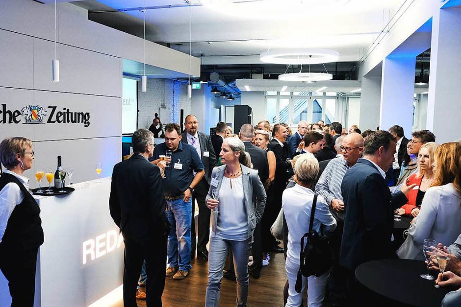 Rund 80 Vertreterinnen und Vertreter der regionalen Immobilienbranche trafen sich in der Stadtredaktion der BZ. Dort haben sie sich die journalistische Arbeit und das Portal wohnverdient.de erklären lassen. (Foto: Miroslav Dakov) Rund 80 Vertreterinnen und Vertreter der regionalen Immobilienbranche trafen sich in der Stadtredaktion der BZ. Dort haben sie sich die journalistische Arbeit und das Portal wohnverdient.de erklären lassen. (Foto: Miroslav Dakov)