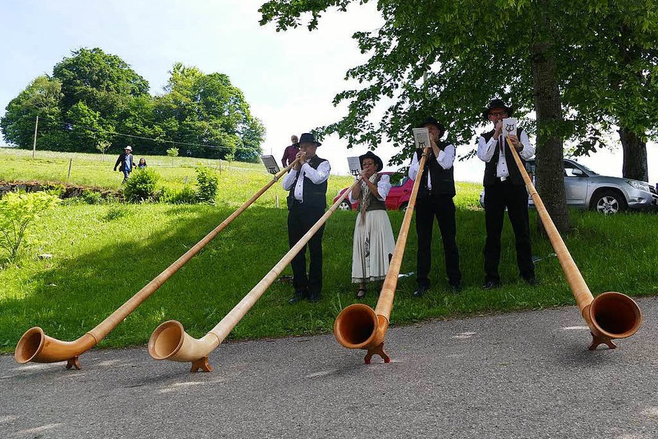 Die Alphornwälder spielten bei der Danielemühle in St. Märgen. (Foto: Bury) Die Alphornwälder spielten bei der Danielemühle in St. Märgen. (Foto: Bury)