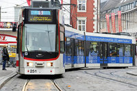 Auto kollidiert im Stühlinger mit Tram – Fahrer schwer verletzt Auto kollidiert im Stühlinger mit Tram – Fahrer schwer verletzt