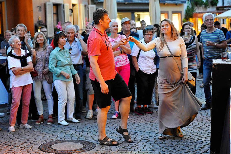 Impressionen vom Musikfestival Wein und Musik in der Staufener Altstadt (Foto: Hans-Peter Müller) Impressionen vom Musikfestival Wein und Musik in der Staufener Altstadt (Foto: Hans-Peter Müller)