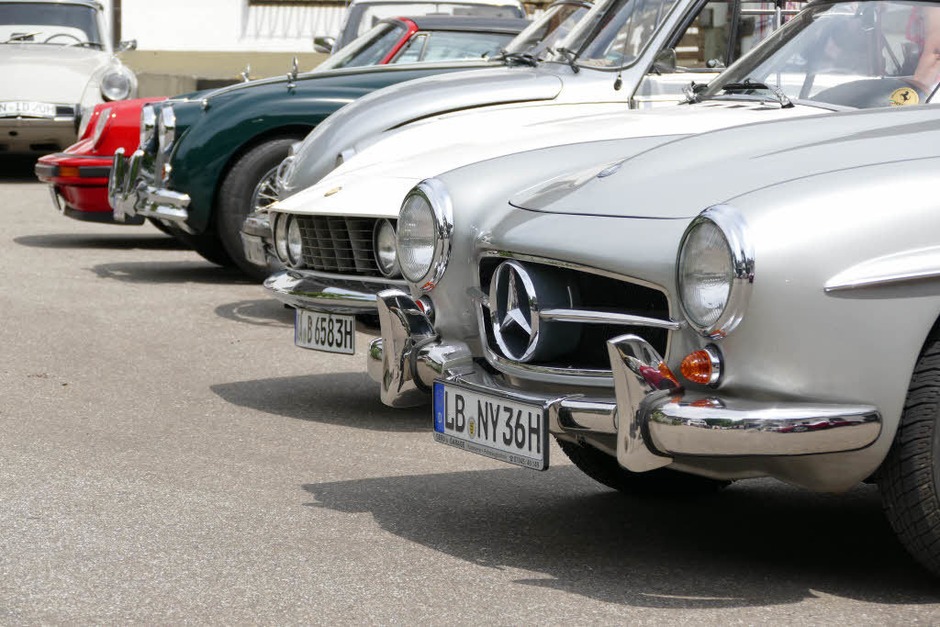 von vorne: Mercedes 190 SL, Fiat Dino, VW Käfer, Jaguar XK, Porsche 911 (Foto: Hans-Peter Müller) von vorne: Mercedes 190 SL, Fiat Dino, VW Käfer, Jaguar XK, Porsche 911 (Foto: Hans-Peter Müller)