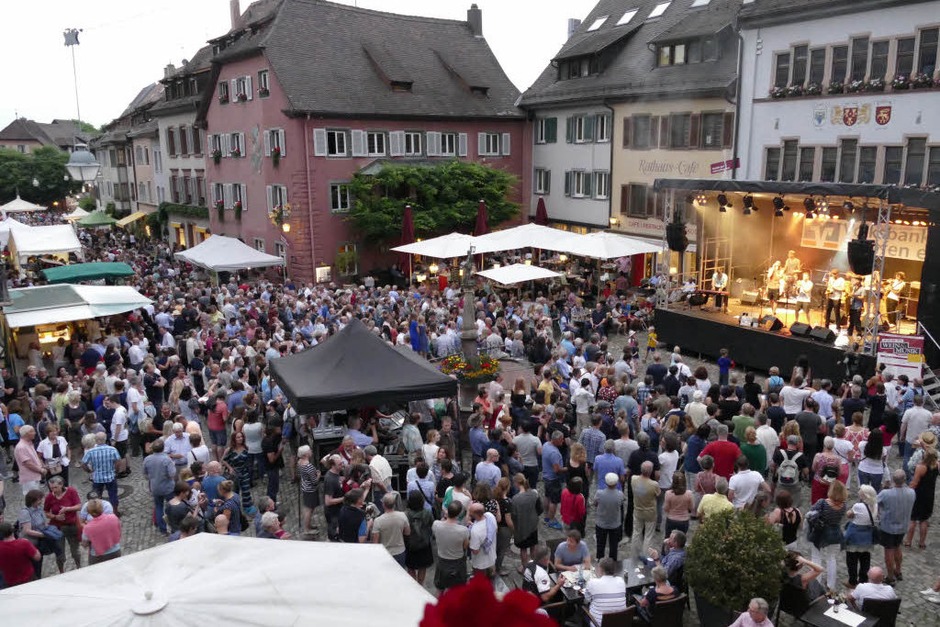 Impressionen vom Musikfestival Wein und Musik in der Staufener Altstadt (Foto: Hans-Peter Müller) Impressionen vom Musikfestival Wein und Musik in der Staufener Altstadt (Foto: Hans-Peter Müller)