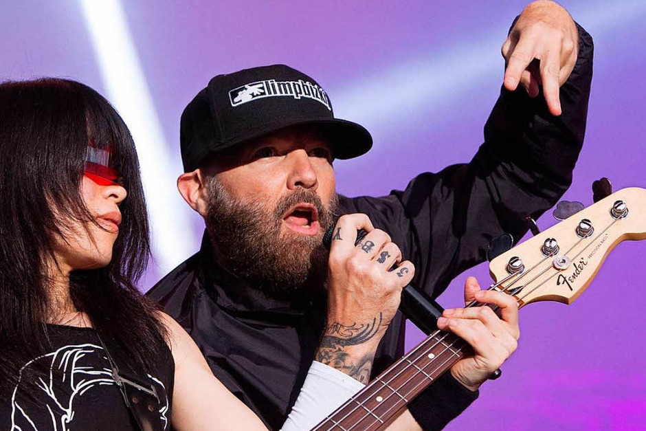 Limp Bizkit beim I EM Music Festival in Emmendingen: gepflegte Eskalation und schweißdurchtränkte Zuschauer. (Foto: Patrik Müller) Limp Bizkit beim I EM Music Festival in Emmendingen: gepflegte Eskalation und schweißdurchtränkte Zuschauer. (Foto: Patrik Müller)