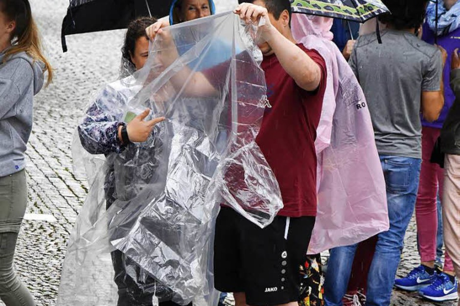 Wie funktioniert das mit den Regenponchos? (Foto: Markus Zimmermann) Wie funktioniert das mit den Regenponchos? (Foto: Markus Zimmermann)