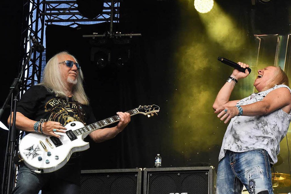 Die Oldies unter sich: Das einzig verbliebene Gründungsmitglied von Uriah Heep Mick Box (links) und Sänger Bernie Shaw, seit 1986 dabei (Foto: Markus Zimmermann) Die Oldies unter sich: Das einzig verbliebene Gründungsmitglied von Uriah Heep Mick Box (links) und Sänger Bernie Shaw, seit 1986 dabei (Foto: Markus Zimmermann)