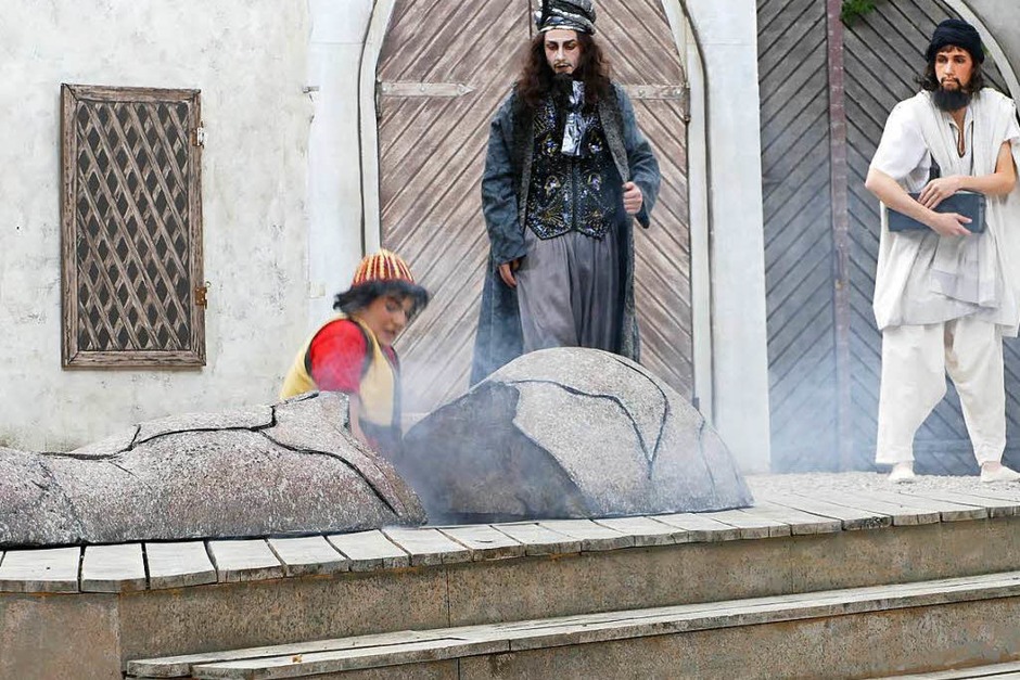 Szenen aus dem Stück Aladin und die Wunderlampe (Foto: Frank Kreutner) Szenen aus dem Stück Aladin und die Wunderlampe (Foto: Frank Kreutner)