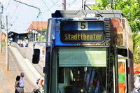 Polizei nimmt Mann fest, der in Straßenbahn auf Kontrolleure losging Polizei nimmt Mann fest, der in Straßenbahn auf Kontrolleure losging