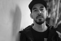 Mike Shinoda arbeitet mit Musik den Tod Chester Benningtons auf Mike Shinoda arbeitet mit Musik den Tod Chester Benningtons auf