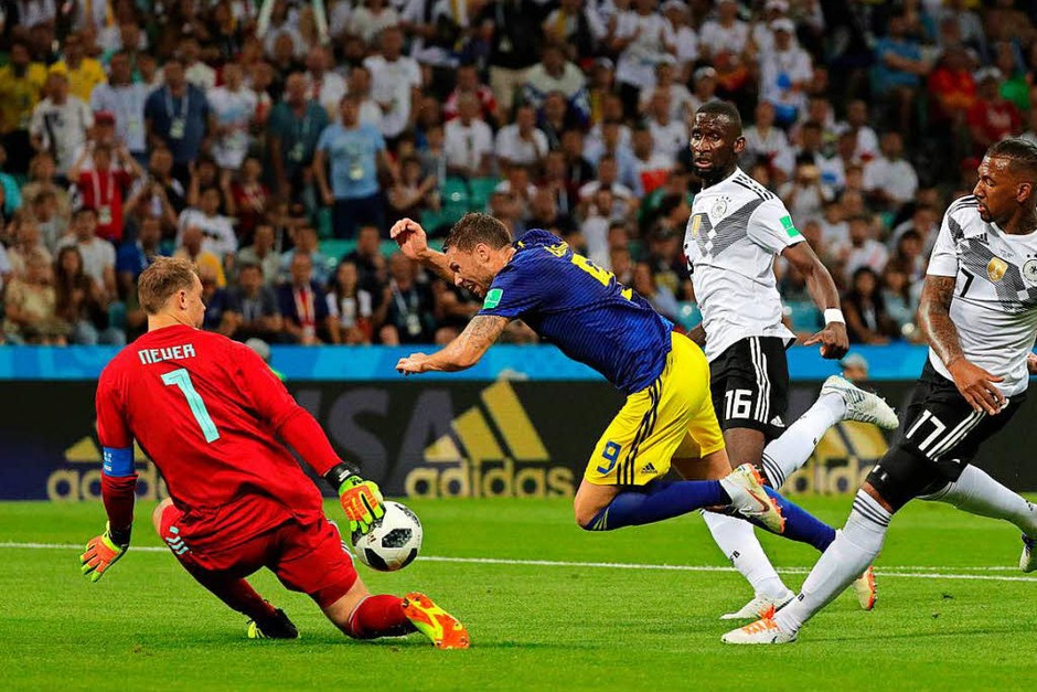 Marcus Berg aus Schweden wird von Torwart Manuel Neuer, Antonio Rüdiger und Jerome Boateng gestoppt. Elfmeter? Nicht doch. (Foto: dpa) Marcus Berg aus Schweden wird von Torwart Manuel Neuer, Antonio Rüdiger und Jerome Boateng gestoppt. Elfmeter? Nicht doch. (Foto: dpa)