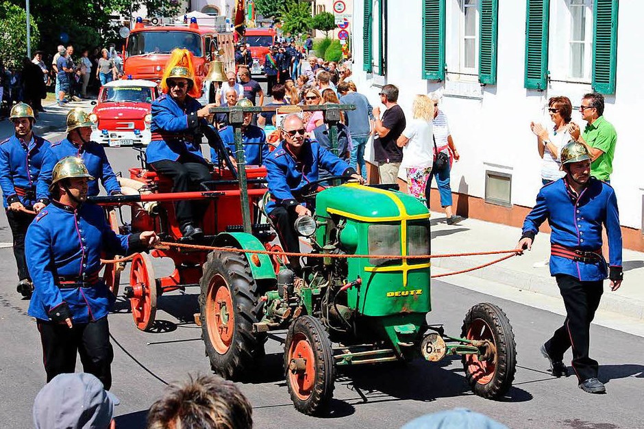 Ganz schön betagt: Traktor aus Bad Krozingen, der einen Spritzenwagen zieht. (Foto: Mario Schöneberg) Ganz schön betagt: Traktor aus Bad Krozingen, der einen Spritzenwagen zieht. (Foto: Mario Schöneberg)