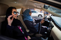 Seit Sonntag dürfen Frauen in Saudi-Arabien offiziell Auto fahren Seit Sonntag dürfen Frauen in Saudi-Arabien offiziell Auto fahren