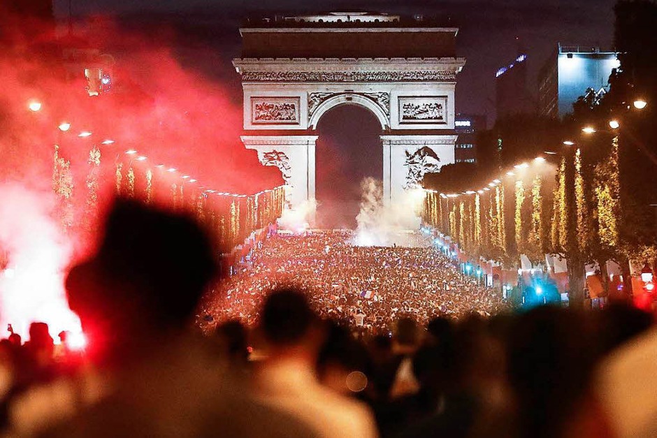 In blau-weiß-rot leuchtete es am Dienstagabend von allen Seiten auf der Pariser Champs-Élysées. Zahlreiche Fans bejubelten den Finaleinzug. (Foto: dpa) In blau-weiß-rot leuchtete es am Dienstagabend von allen Seiten auf der Pariser Champs-Élysées. Zahlreiche Fans bejubelten den Finaleinzug. (Foto: dpa)