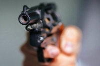 Polizist soll mit Waffe bedroht worden sein und schießt Angreifer ins Bein Polizist soll mit Waffe bedroht worden sein und schießt Angreifer ins Bein