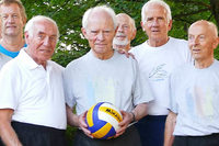 90-jähriger Volleyballer spielt besser als mancher Mittsiebziger 90-jähriger Volleyballer spielt besser als mancher Mittsiebziger
