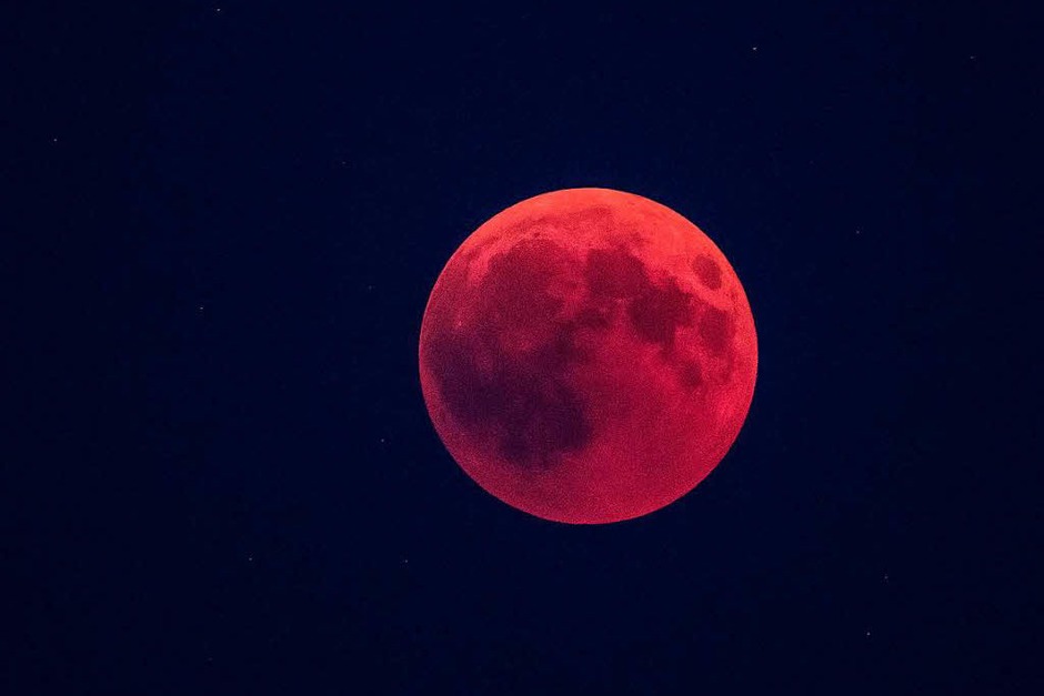 Gesehen bei Rottweil: Der Erdschatten schiebt sich über den rötlichen Vollmond. Bei der längsten Mondfinsternis des 21. Jahrhunderts tauchte der Mond in den Erdschatten ein. (Foto: dpa) Gesehen bei Rottweil: Der Erdschatten schiebt sich über den rötlichen Vollmond. Bei der längsten Mondfinsternis des 21. Jahrhunderts tauchte der Mond in den Erdschatten ein. (Foto: dpa)