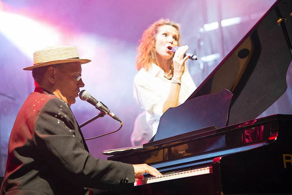 Am Freitagabend gab’s Musik von Rod Stewart und Elton John performed by Mr. Rod und der Elton John Tribute Showband. (Foto: Volker Münch) Am Freitagabend gab’s Musik von Rod Stewart und Elton John performed by Mr. Rod und der Elton John Tribute Showband. (Foto: Volker Münch)