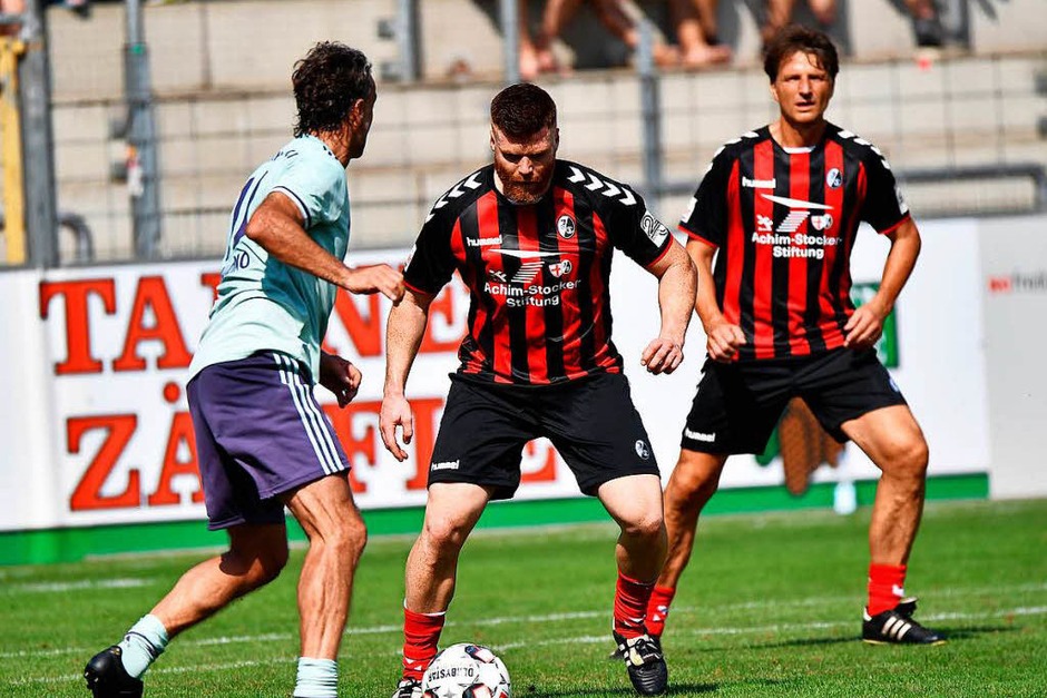 Das SC-Jubiläumsspiel: SC-Spieler aus 30 Jahren spielen gegen Bayern München (Foto: Achim Keller) Das SC-Jubiläumsspiel: SC-Spieler aus 30 Jahren spielen gegen Bayern München (Foto: Achim Keller)