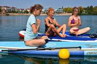 BZ-Leserinnen und Leser üben sich in Yoga auf dem Surfbrett BZ-Leserinnen und Leser üben sich in Yoga auf dem Surfbrett