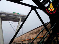 Mindestens 35 Tote bei Einsturz von vierspuriger Autobahnbrücke in Genua Mindestens 35 Tote bei Einsturz von vierspuriger Autobahnbrücke in Genua