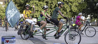 Die „Tour Alternatiba“ setzt sich radelnd für ein Umdenken in Politik und Lebensstil ein Die „Tour Alternatiba“ setzt sich radelnd für ein Umdenken in Politik und Lebensstil ein