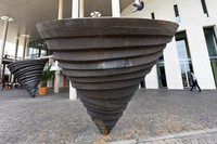 Warum stehen diese Kreisel vor dem Konzerthaus in Freiburg? Warum stehen diese Kreisel vor dem Konzerthaus in Freiburg?