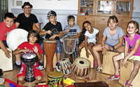 Junge Hände wirbeln über Djembas, Tablas und Congas Junge Hände wirbeln über Djembas, Tablas und Congas