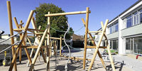 Der Schulhof lädt zum Spielen ein Der Schulhof lädt zum Spielen ein