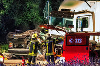 Drei Menschen nach Zusammenstoß in Kreisverkehr gestorben Drei Menschen nach Zusammenstoß in Kreisverkehr gestorben