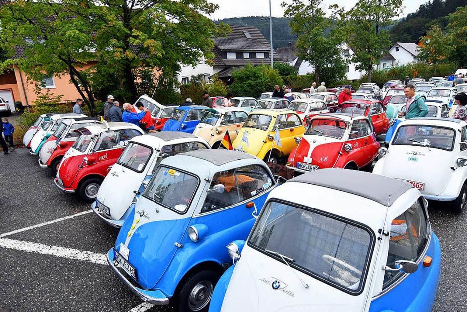 Stolz präsentierten 175 Isettabesitzer ihre Knutschkugeln vor der Reichenbacher Geroldseckerhalle. (Foto: Wolfgang Künstle) Stolz präsentierten 175 Isettabesitzer ihre Knutschkugeln vor der Reichenbacher Geroldseckerhalle. (Foto: Wolfgang Künstle)