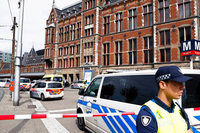 Zwei Schwerverletzte bei Messerattacke am Amsterdamer Hauptbahnhof Zwei Schwerverletzte bei Messerattacke am Amsterdamer Hauptbahnhof