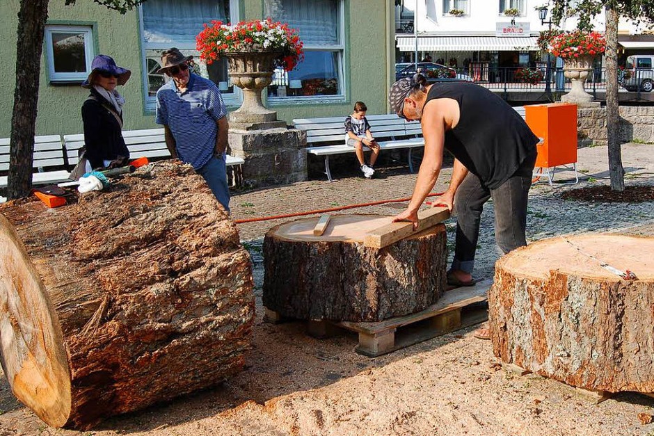 Viel zu sehen und zu erleben gab es in den letzten Tagen in St. Blasien rund um’s Holzbildhauersymposium (Foto: Claudia Renk) Viel zu sehen und zu erleben gab es in den letzten Tagen in St. Blasien rund um’s Holzbildhauersymposium (Foto: Claudia Renk)