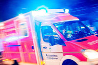 Junge Frau wird im Auto eingeklemmt Junge Frau wird im Auto eingeklemmt