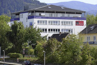 Die HKDM und Macromedia verschmelzen zur "Hochschule Macromedia" Die HKDM und Macromedia verschmelzen zur "Hochschule Macromedia"