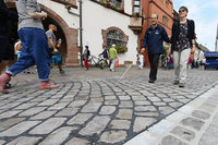 Pflaster in der Freiburger Innenstadt wird für Rollstuhlfahrer geglättet Pflaster in der Freiburger Innenstadt wird für Rollstuhlfahrer geglättet