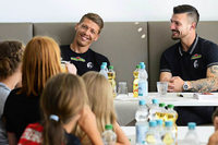 Video: Mike Frantz und Jerôme Gondorf lüften das Geheimnis ihrer Tattoos Video: Mike Frantz und Jerôme Gondorf lüften das Geheimnis ihrer Tattoos