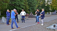 Gras für die großen Lücken im Friedhof Gras für die großen Lücken im Friedhof