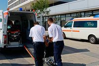 Betrunkener stürzt aus Fenster und greift behandelnden Arzt an Betrunkener stürzt aus Fenster und greift behandelnden Arzt an
