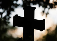 Unbekannte stehlen ein Kreuz auf dem Friedhof Kollmarsreute Unbekannte stehlen ein Kreuz auf dem Friedhof Kollmarsreute