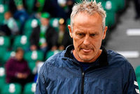 Video: Streich bedankt sich den Tränen nahe bei den Freiburger Fans Video: Streich bedankt sich den Tränen nahe bei den Freiburger Fans