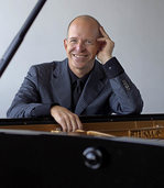 Thomas Wise auf musikalischer Forschungsexpedition mit "König Arthur" im Theater Basel Thomas Wise auf musikalischer Forschungsexpedition mit "König Arthur" im Theater Basel