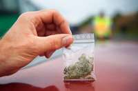 Beifahrer wirft vor Polizeikontrolle Drogen aus dem Fenster Beifahrer wirft vor Polizeikontrolle Drogen aus dem Fenster