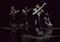 Humanoptère: Vierzehn Hände und unzählige Bälle in einer punktgenauen Choreografie Humanoptère: Vierzehn Hände und unzählige Bälle in einer punktgenauen Choreografie