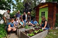 Garten-Jury besucht die Schule in Günterstal Garten-Jury besucht die Schule in Günterstal