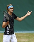 Zverev in Halle ausgeschieden . Zverev in Halle ausgeschieden .
