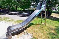 Großer Ast fällt auf eine Rutsche – Stadt sperrt daraufhin den Spielplatz Großer Ast fällt auf eine Rutsche – Stadt sperrt daraufhin den Spielplatz