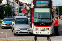 Auto kracht in Straßenbahn – und zwei Linien liegen eine halbe Stunde lahm Auto kracht in Straßenbahn – und zwei Linien liegen eine halbe Stunde lahm