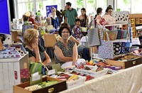 Uhren aus LPs und Körbe aus Zeitung Uhren aus LPs und Körbe aus Zeitung