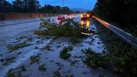 Unwetter verursachen Schäden und legen Autobahn 5 zeitweise lahm Unwetter verursachen Schäden und legen Autobahn 5 zeitweise lahm
