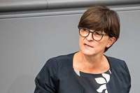 Saskia Esken und Walter-Borjans wollen für SPD-Vorsitz kandidieren Saskia Esken und Walter-Borjans wollen für SPD-Vorsitz kandidieren