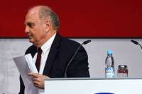 Hoeneß zieht sich nach vier Jahrzehnten beim FC Bayern zurück Hoeneß zieht sich nach vier Jahrzehnten beim FC Bayern zurück